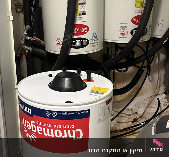 דוד שמש עם צינורות וחיבורים מותקנים